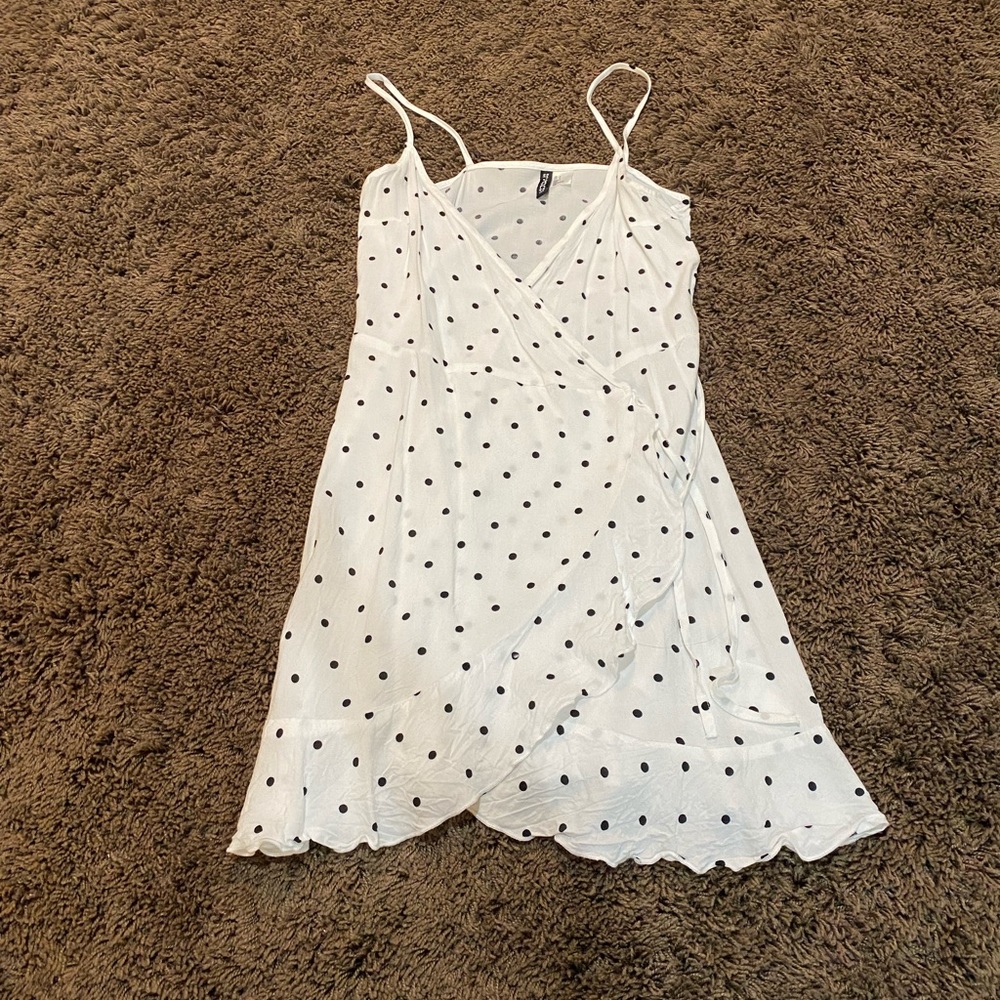 divided white polkadot wrap dress size 4